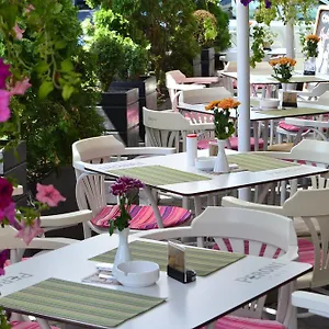 Отель Les Jardins Carol, Бухарест