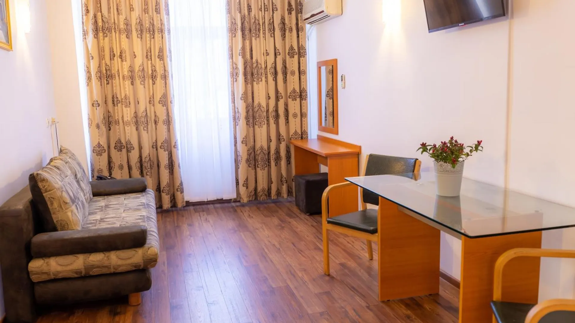Hotel Sir Lujerului Bukarest 2*,  Románia